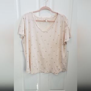 Style & Co V neck sand colored t shirt with metallic sun motif 🌞